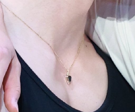 Chemi_Jean's tweet photo. เดี๋ยวววววนะ !!!  นี่คือสร้อยคู่ป่ะวะ ดีไซน์เหมือนกันเป๊ะ !!! แต่แค่จี้คนละสี คือชัดดดดดดดดดด ของเฮียคือสีดำ ป๋อคือสีขาว โอ้ยยยยยยน้อ 🫠🫠ใช่ไหมเนี่ยยยย แบรนด์ออกมาขอบคุณหน่อยดิ มายืนยันแบบอฟชหน่อยค่าาา 55555555555 https://t.co/Wuwelu3i8c