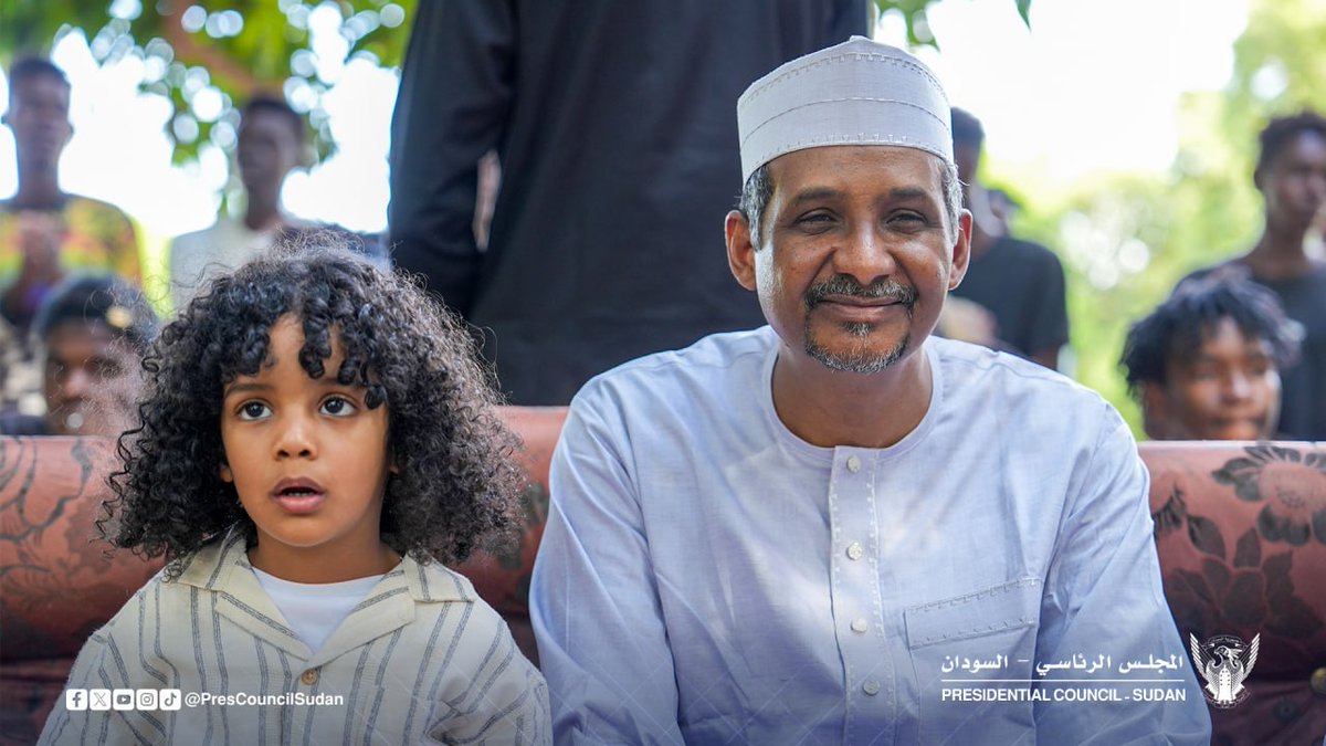 AbubakrBinMohd's tweet photo. للناس البتقول ان زي الرئيس زي تشادي 
نقول لكم 
لا انه زي سوداني ميه الميه 
فقط لان الجلابيه السودانيه الام درمانية طغت علي الأزياء الاخري المناطقيه 
لان ام درمان كانت تمثل الثقل الثقافي والسياسي والاجتماعي علي بقيه البلاد 
وبعد ان (فرت ) ام درمان وما عادت تمثل الزخم القديم 
اغلب الناس رجعت لمناطقها 
وأصبح المشاهير والمسؤولين يلبسون الأزياء المحليه 
وهذا غريب علي أبصار عامة السودانين 
والكثير منهم كان لا يعرف منطقة وثقافه اهل البطانه ولا بحر ابيض ناهيك عن جبال النوبه وحلفا 
ولذلك تنوع السودان الثقافي ماده ومورد كبير تم إهماله في السابق 
وسوف نحيهو في مقبل الايام 
والرئيس بدأ بذلك 
بان اظهر لهجتنا فكانت تمطر حصو /والتبقي تبقي /وقنقر /  
وظهرت بظهوره السياسي أغاني غرب السودان 
(عزنه بشليل الكوم الغالي بحير العوم ) للشهيد إبراهيم ادريس 
ومن ثم الان يظهر الزي المحلي لغرب السودان 
وماشين في السكة نمد 
و
# ايضا كذلك ثم لو

بقلم الطاهر ابخشب