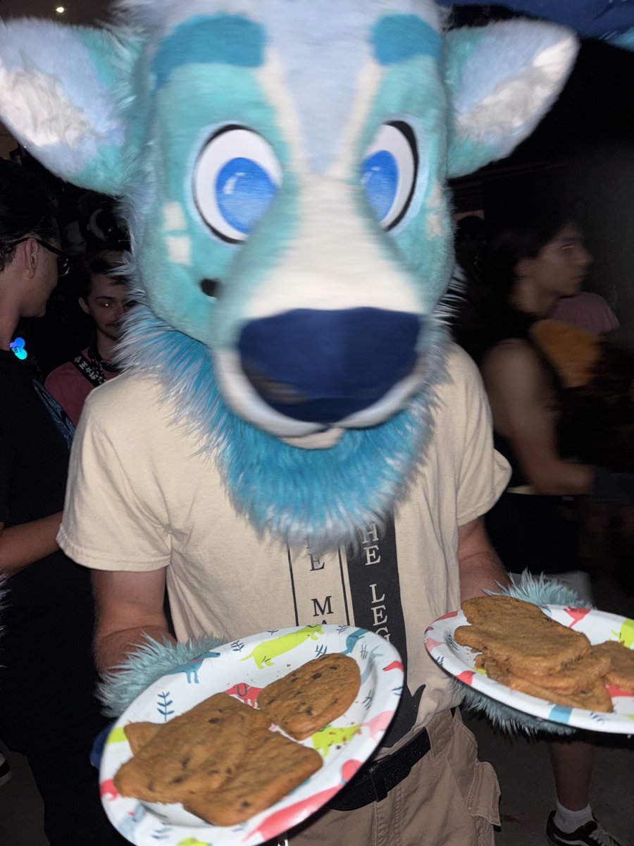 Yeenpits's tweet photo. I’m sorry but Anthrocon is still peak https://t.co/FCbFTVAaL2