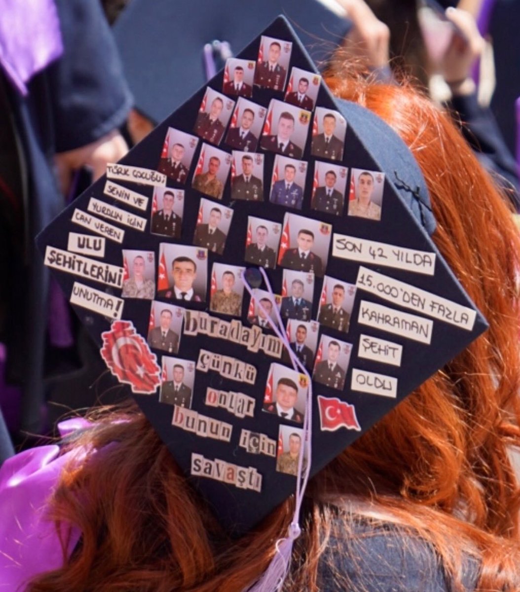 VahdetOzkocak's tweet photo. Hacettepe Üniversitesinden mezun olan genç kadın, mezuniyetini şehitlere ithaf etti:

“Buradayım, çünkü onlar bunun için savaştı.” https://t.co/nfY4sdOQh0