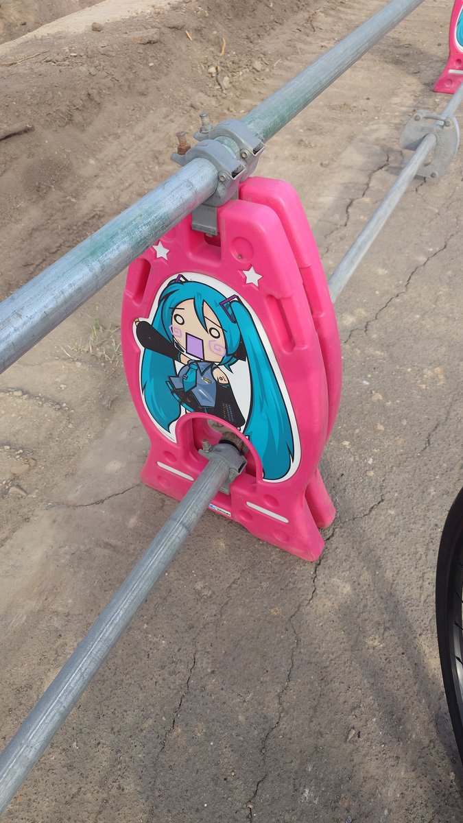 botti_the_lock's tweet photo. 今日札幌でたまたま通った工事現場の柵に初音ミクのプレートついてて可愛かった https://t.co/E7aI01wBcN