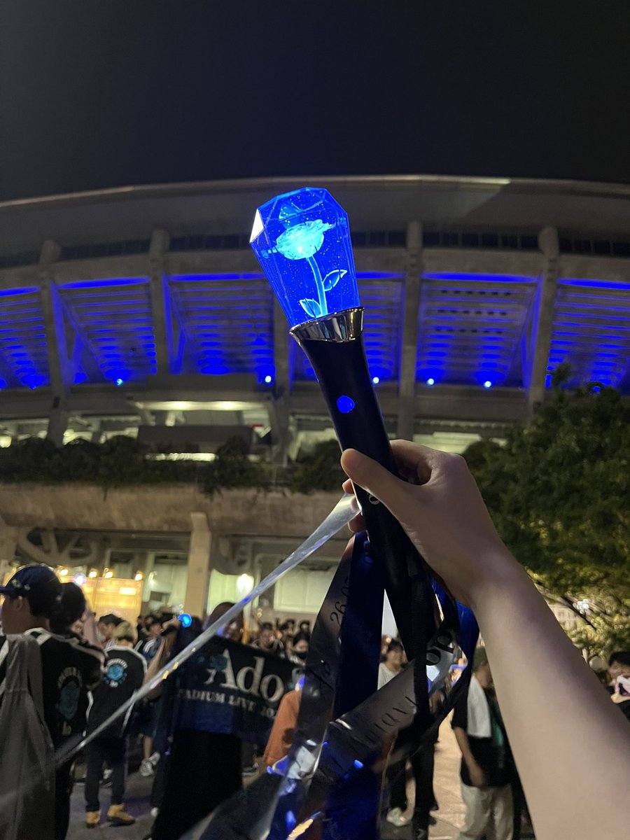 MhwibRui's tweet photo. Ao 日産スタジアム
キャパ日本一の会場で見届けられて感無量
Adoちゃんの歌声は相変わらず力強くて複雑な感情と思いがこもっていて私の心を動かしてくれる
皆んなに歌声を届けられて生きてよかったと思っているように私も生きて君の歌を聞けてよかったと思う https://t.co/hejzpx19JA