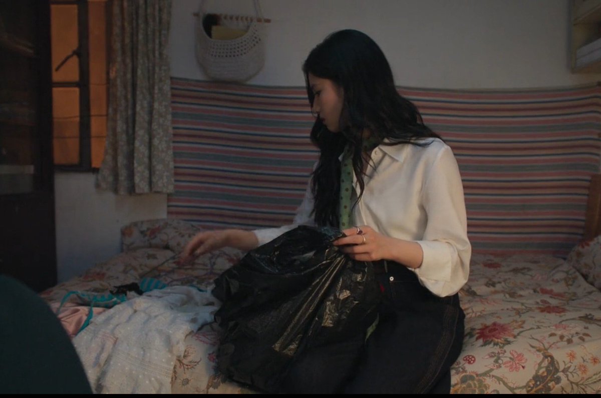 Lou_Anne0404's tweet photo. thank you #LoveForYou for following the novel's plot!
there's few changes but so far?
so good!

specially this scene 😍
on point!
exactly the same in the novel!

Miao Jing came home after few years and in her past room???
saw the things of Chen Yi's girl 😂 https://t.co/K7sbvgmcDL