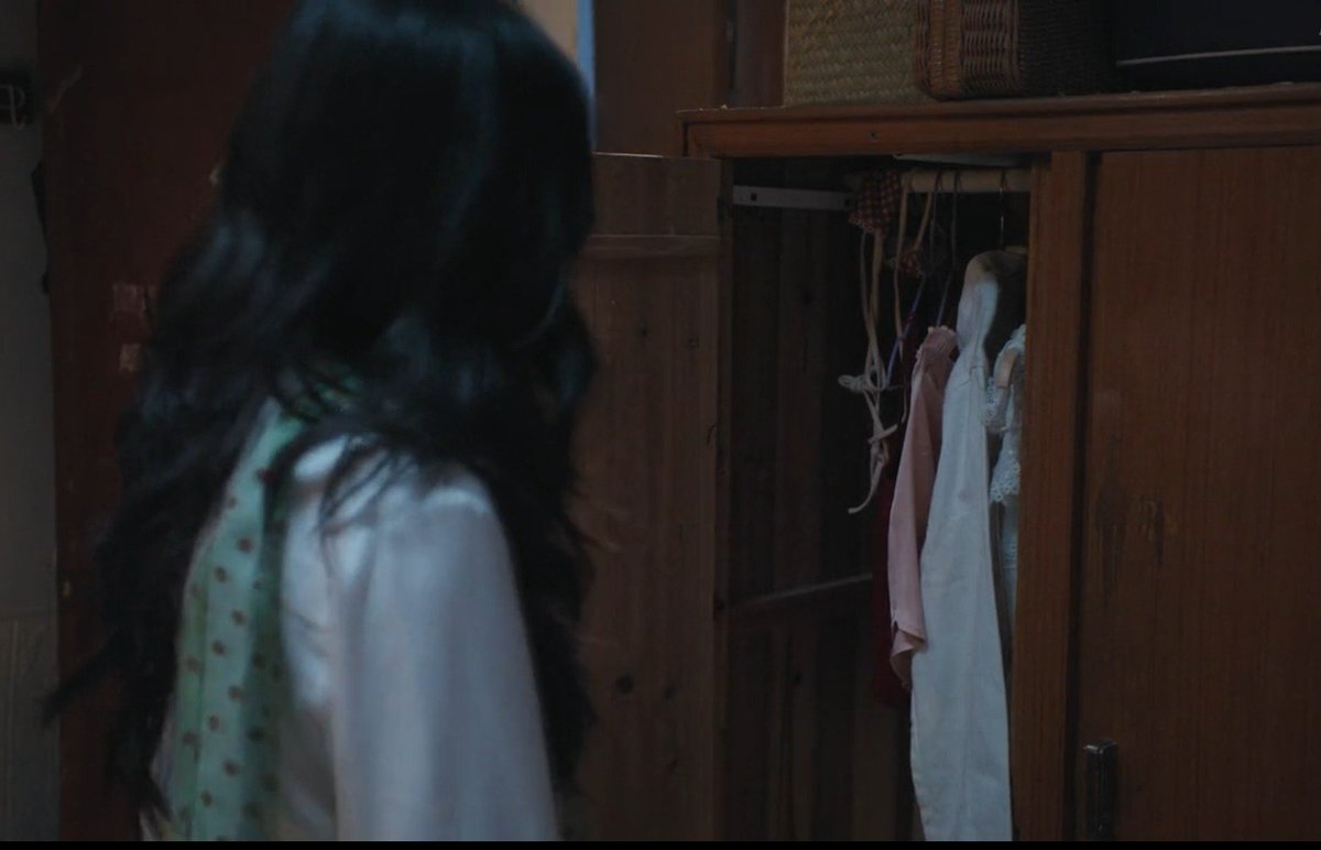Lou_Anne0404's tweet photo. thank you #LoveForYou for following the novel's plot!
there's few changes but so far?
so good!

specially this scene 😍
on point!
exactly the same in the novel!

Miao Jing came home after few years and in her past room???
saw the things of Chen Yi's girl 😂 https://t.co/K7sbvgmcDL