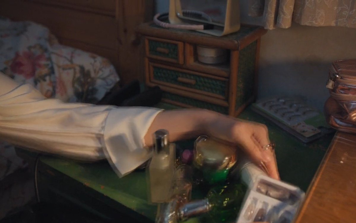 Lou_Anne0404's tweet photo. thank you #LoveForYou for following the novel's plot!
there's few changes but so far?
so good!

specially this scene 😍
on point!
exactly the same in the novel!

Miao Jing came home after few years and in her past room???
saw the things of Chen Yi's girl 😂 https://t.co/K7sbvgmcDL