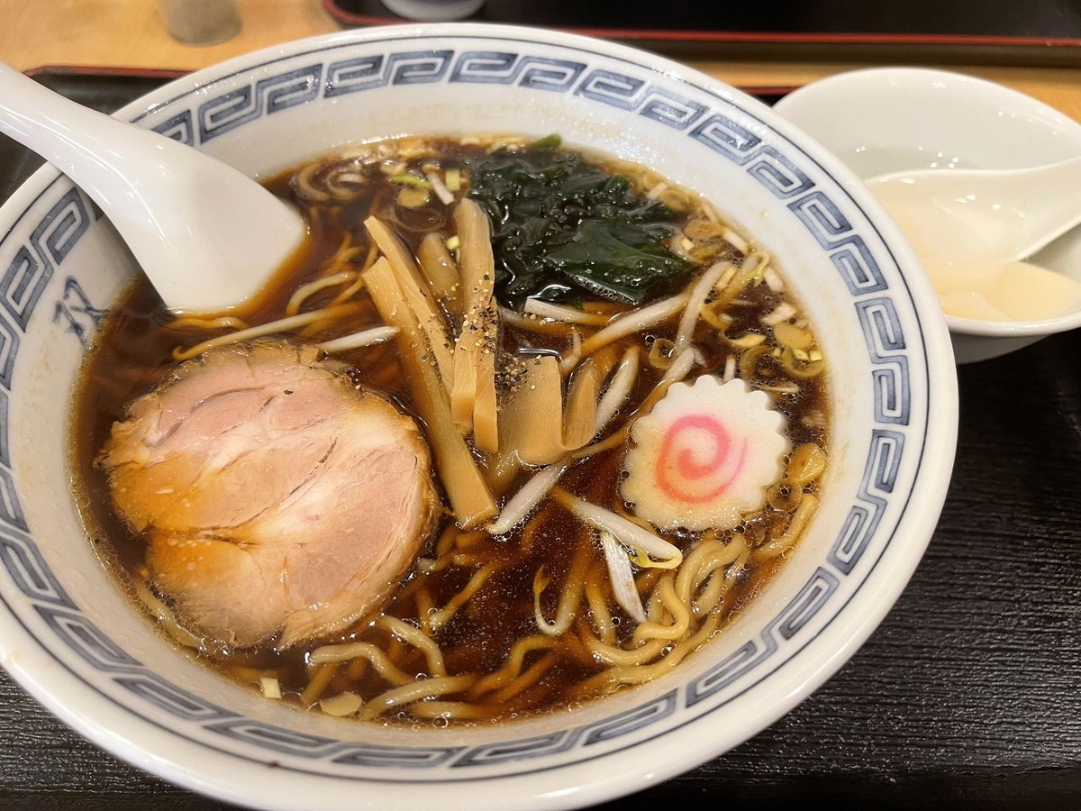 ranty_o's tweet photo. 布田　濃口醤油の中華そば　杏仁豆腐も付いていて¥620  双葉　開いててよかった　10時半迄 https://t.co/Bq61QqCYd0