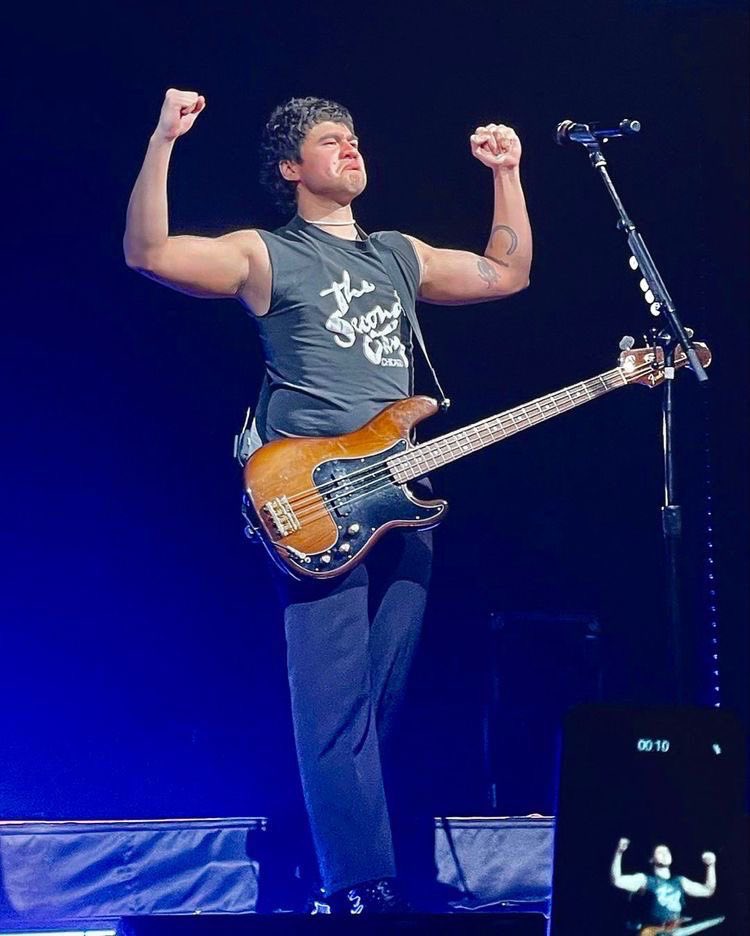 sabbyirwin's tweet photo. calum thomas hood you know what you’re doing https://t.co/YbTTCWCrvN