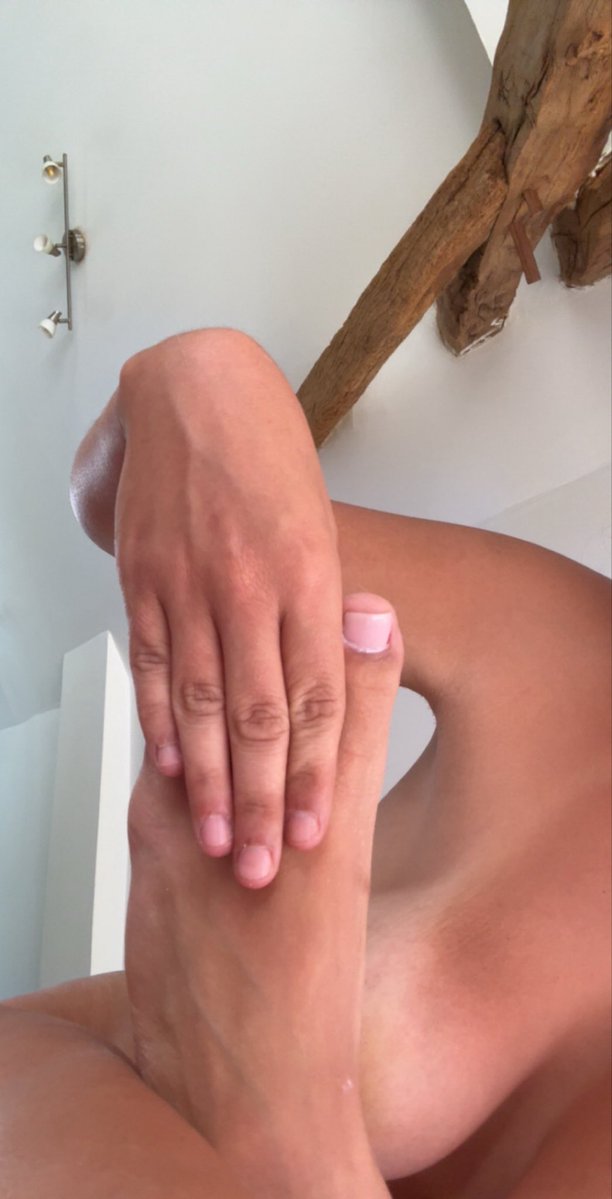 CorpVend1317's tweet photo. pedicure faite
j’ai opté pour un rose très naturel cette fois ci, qui sera conquirent ivana pr la vider 
mais la manucure n’est pas faite tu vas donc…….. la payer..😜
🪄 https://t.co/vmxLkS6p7j
#feetgirl #findom #femdom #moneyslave #domina #sub #atm #soumis #fétichiste #sissy https://t.co/fAl4vAaXEE