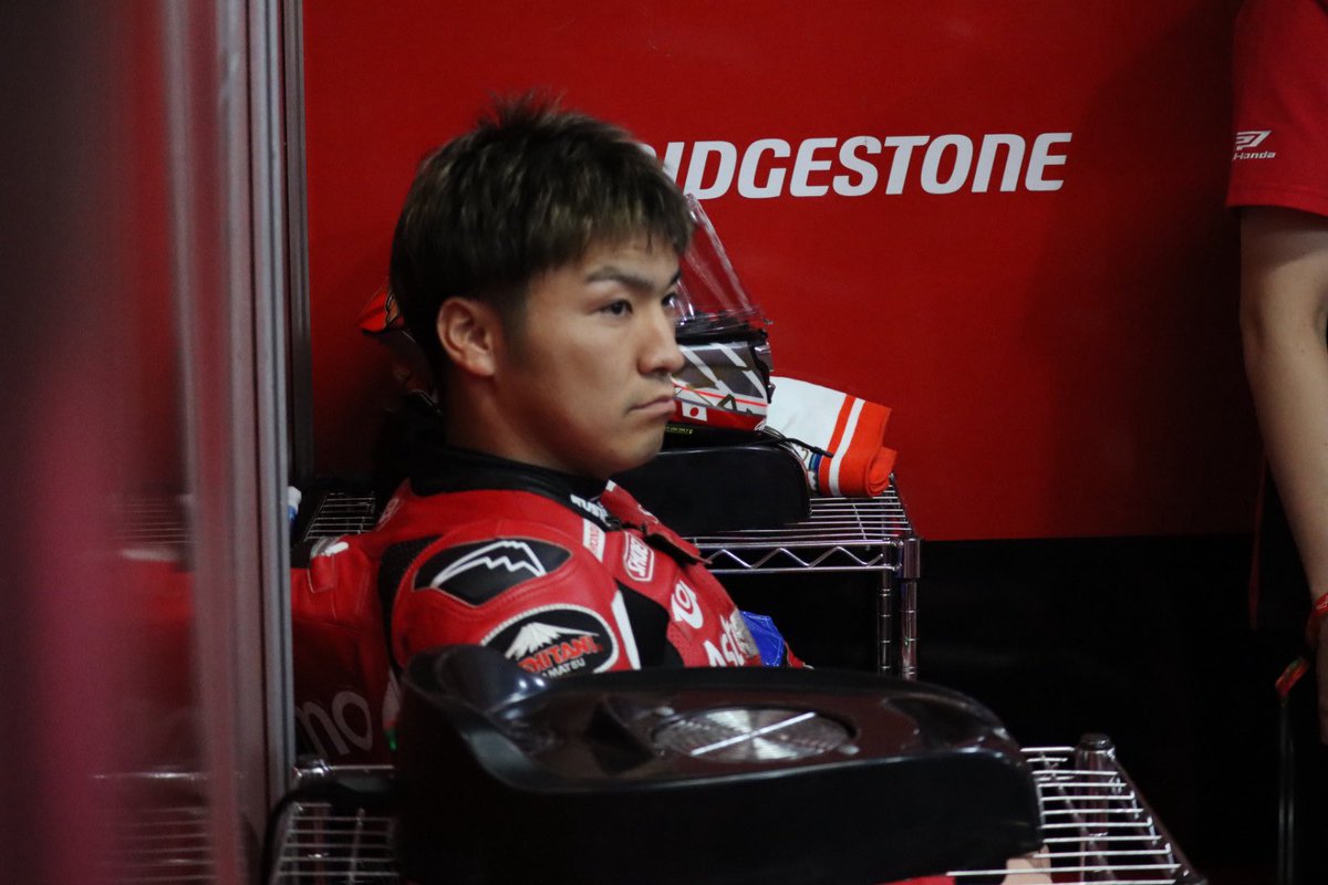 SIRacing17's tweet photo. 交代前、
ピットで気合い十分の野佐根選手!
オーラが違う!
#鈴鹿8耐 #siracing https://t.co/lxIN9Cgi8K