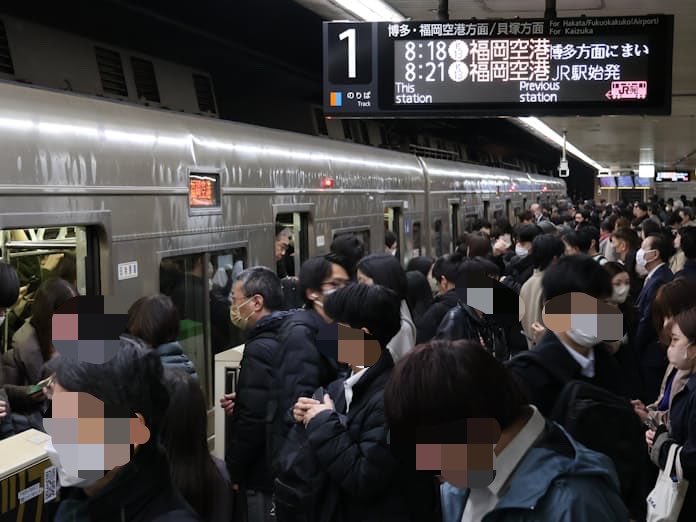 ppap123987654's tweet photo. 人口増加により公共交通機関が年々混雑していく福岡市。

1枚目、博多駅
2枚目、七隈線博多駅
3枚目、西鉄天神駅
4枚目、空港線

地下鉄は増便をし、朝は2分台に1本ペースになったが、それでもまだ混雑が落ち着かない。

どんどん人が多くなって活気が凄くある。しかし、インフラが追い付いていない… https://t.co/6RfoJMl1i2