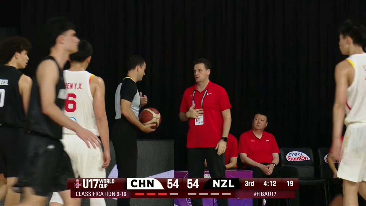 n202008B's tweet photo. U17中国代表
逆転勝利を収めたニュージーランド戦
なぜか3Qからセルビア人アシスタントコーチがコートサイドに立つようになってた（審判への笛の確認も）
何だったんだろう？ https://t.co/DxNNgb88on