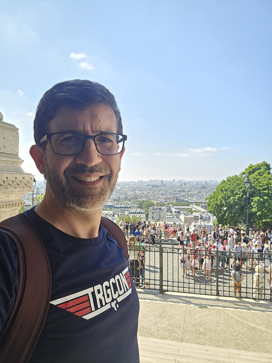PabloGrueso's tweet photo. Entrada para la #TRGCON comprada, con el atuendo apropiado, desde lo alto del Sacre Coeur de París https://t.co/Ks8OhqHAik