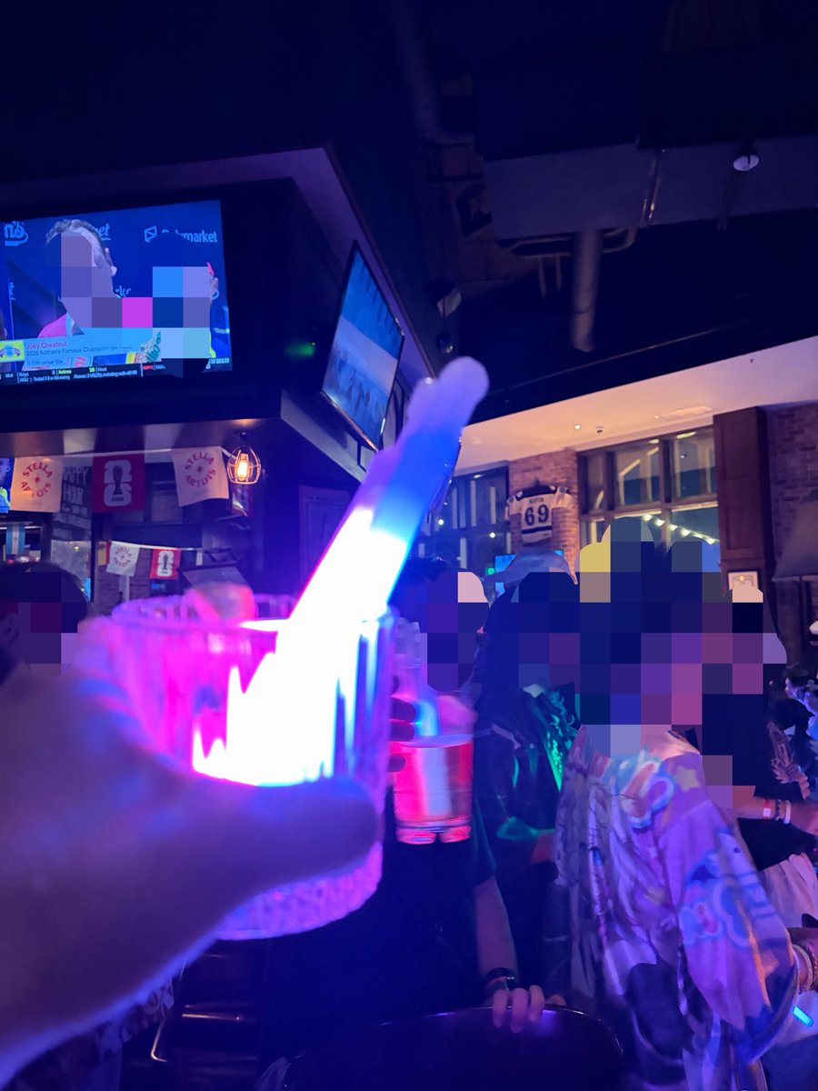 shiba_tsukune's tweet photo. ラフィアンズみんなあったかすぎる😭
海外ニキはこうやってお酒を飲���と教えて頂きました🍻 https://t.co/YsCXcB52jt