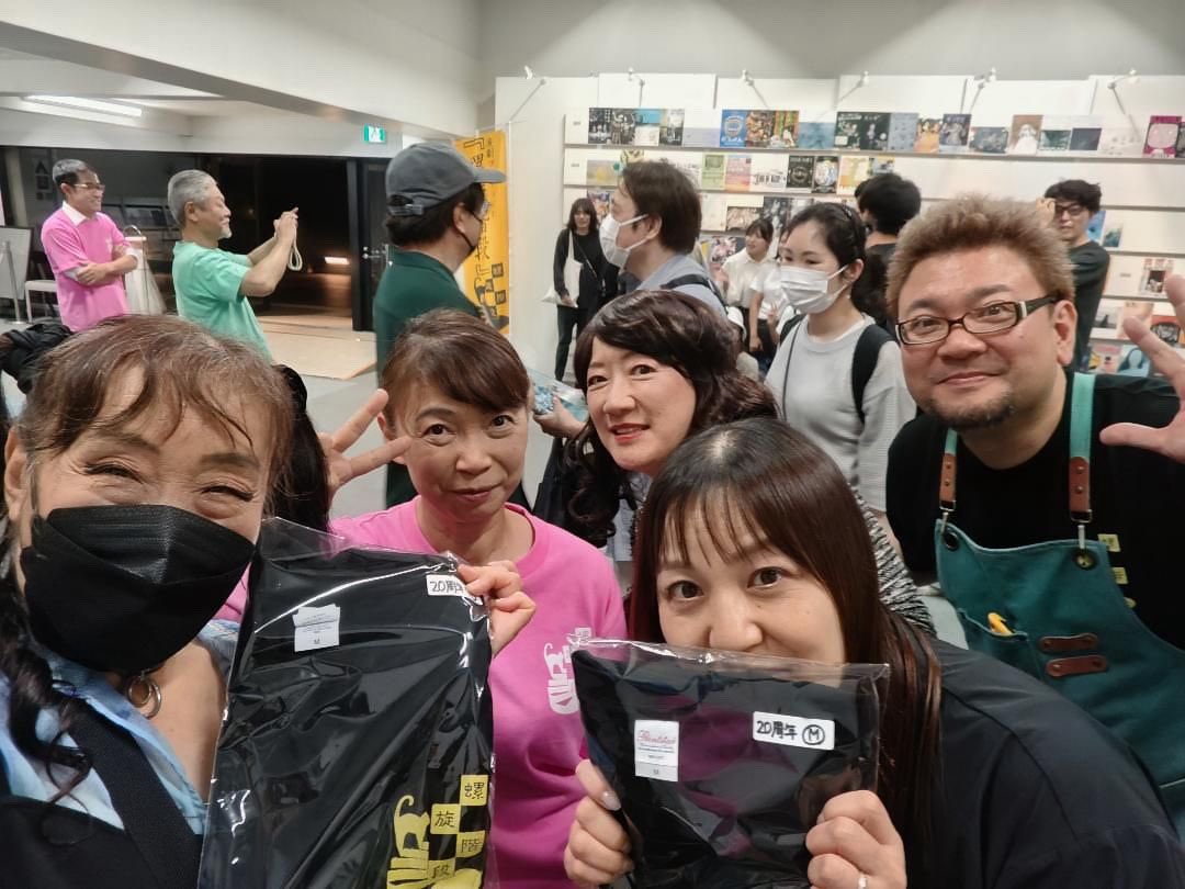 office_mno2's tweet photo. 螺旋階段さん「たとえばあの日のこと」観劇しました！

いろいろな作品を観させていただいてますが、好きな作品✨良かったです！！

たまたま隣に座ったまりこさん、螺旋階段のみなさんと写真🤳✨

さあ、自分も頑張らないと！ https://t.co/LGhCb0x7mO