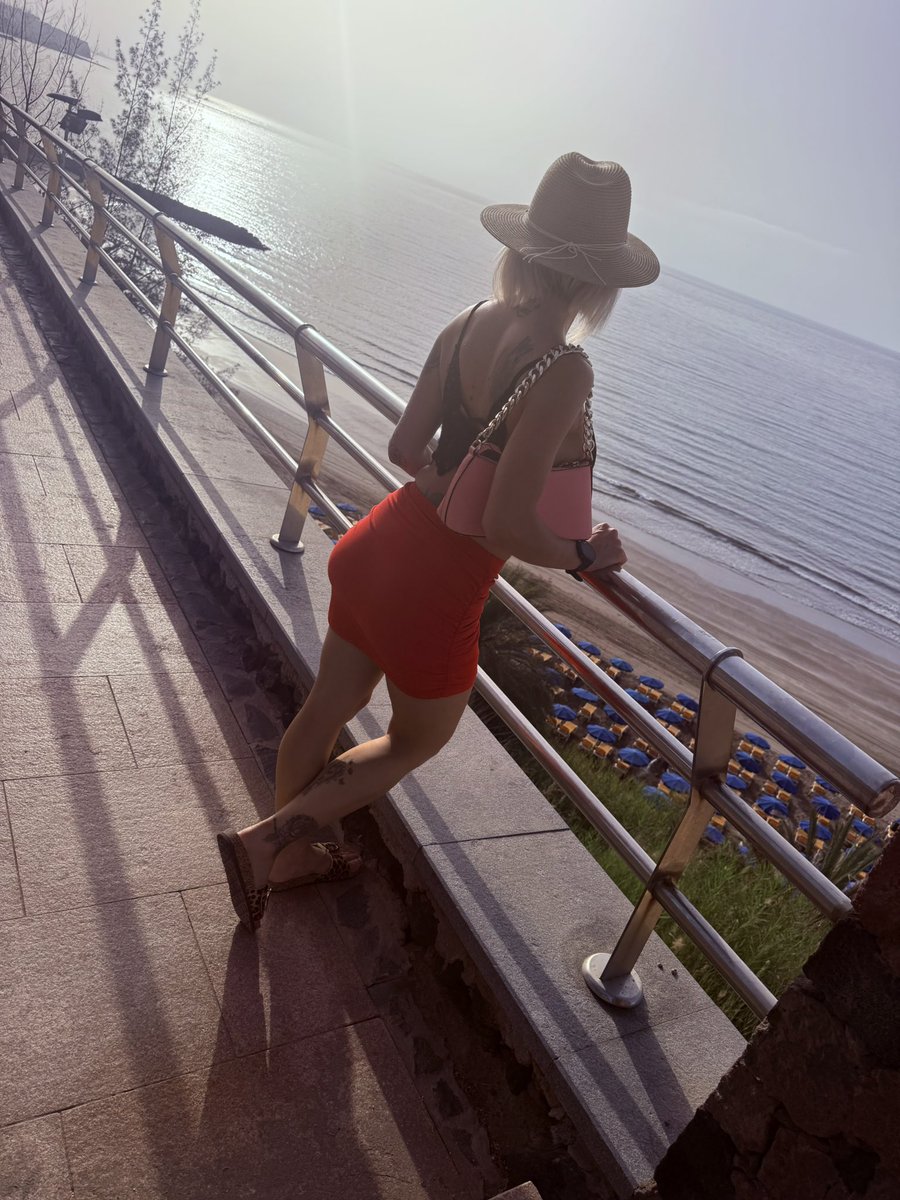 didinelib_off's tweet photo. Le soleil, la mer… et cette sensation de liberté. 🌊☀️ Chaque instant devient un souvenir à emporter avec soi. ✨
#X #Inaya #Vacances #BeachVibes #SummerMood #GoldenHour #SeaView #SunsetLover #Travel #Outfit #TattooGirl #HolidayMode #GoodVibes #France #Canaries https://t.co/kpTCzP2r91