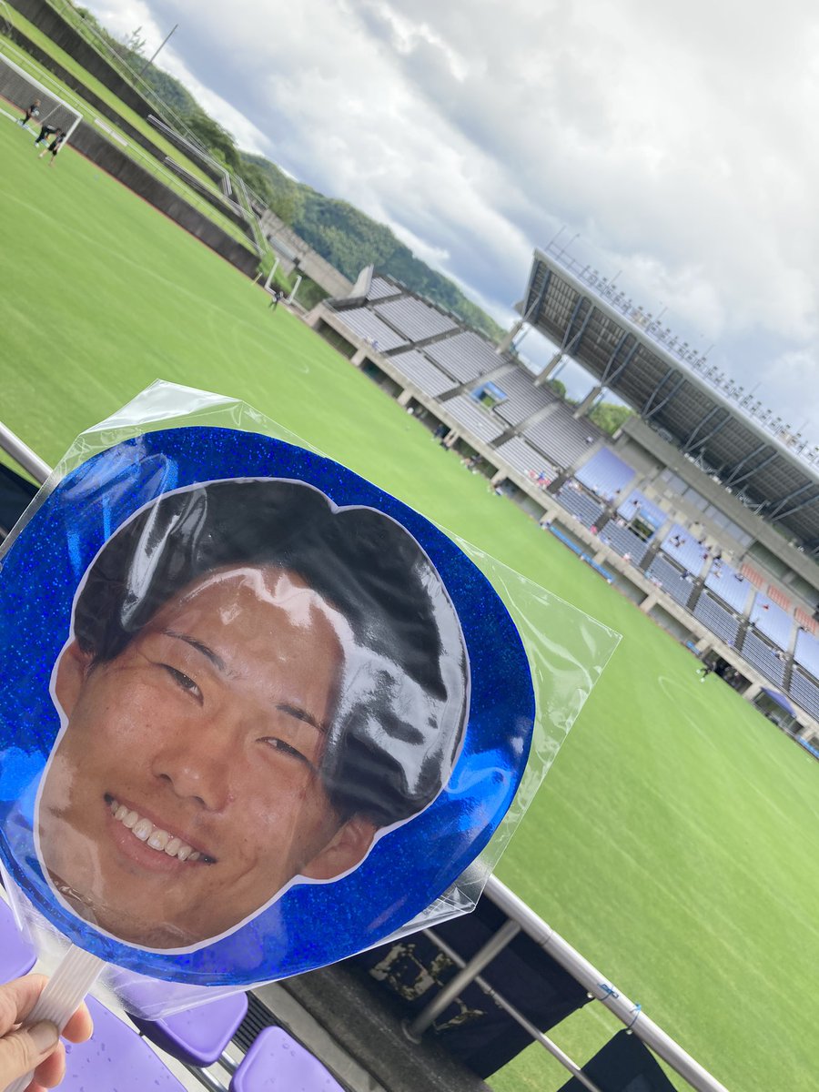 pikari218's tweet photo. 拳士朗くんも翔茉くんと同じタイミングでピッチへ。藤枝サポ的に2人同時交代とか熱い🔥藤枝の時のグッズじゃ失礼かと思い、モスペリオバージョンに青くリメイクした顔のうちわ(推し祭りのお面のやつです)を掲げてたら、、気づいてもらえたわ😂てか皆さん藤枝の時のグッズ持ってきてたのね😅 https://t.co/QzvZJGR8ZR