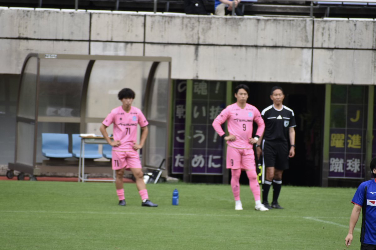 pikari218's tweet photo. 拳士朗くんも翔茉くんと同じタイミングでピッチへ。藤枝サポ的に2人同時交代とか熱い🔥藤枝の時のグッズじゃ失礼かと思い、モスペリオバージョンに青くリメイクした顔のうちわ(推し祭りのお面のやつです)を掲げてたら、、気づいてもらえたわ😂てか皆さん藤枝の時のグッズ持ってきてたのね😅 https://t.co/QzvZJGR8ZR