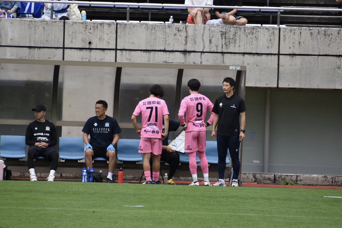 pikari218's tweet photo. 拳士朗くんも翔茉くんと同じタイミングでピッチへ。藤枝サポ的に2人同時交代とか熱い🔥藤枝の時のグッズじゃ失礼かと思い、モスペリオバージョンに青くリメイクした顔のうちわ(推し祭りのお面のやつです)を掲げてたら、、気づいてもらえたわ😂てか皆さん藤枝の時のグッズ持ってきてたのね😅 https://t.co/QzvZJGR8ZR