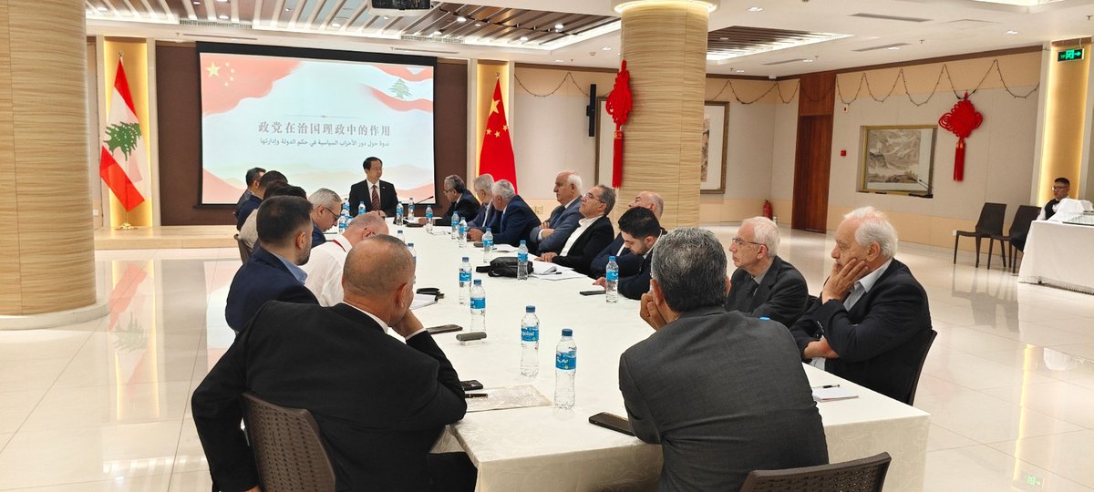ChinainLebanon's tweet photo. يسرني كثيرا بتبادل الآراء مع ممثلي الأحزاب المعنية ومراكز الفكر والصحافيين حول دور الأحزاب السياسية في حكم الدولة وإدارتها بمناسبة الذكرى الـ105 لتأسيس الحزب الشيوعي الصيني.

يلتزم الحزب الشيوعي الصيني بالمبدأ المتسم بالاستقلال والاعتماد على الذات والمساواة الكاملة والاحترام المتبادل بما يعزز التواصلات مع الأحزاب اللبنانية.
 
يدعم الحزب الشيوعي الصيني الأحزاب اللبنانية في استكشاف مسار يناسب ظروف لبنان وطريقة ذات خصائص لبنانية، كما يؤيدها في بلورة التوافقات الاجتماعية وحشد جهود كل الأطراف، سعيا سويا إلى الحفاظ على سيادة لبنان وأمنه ووحدته، والتمسك بمصير الأمة في يد الشعب اللبناني أنفسهم.