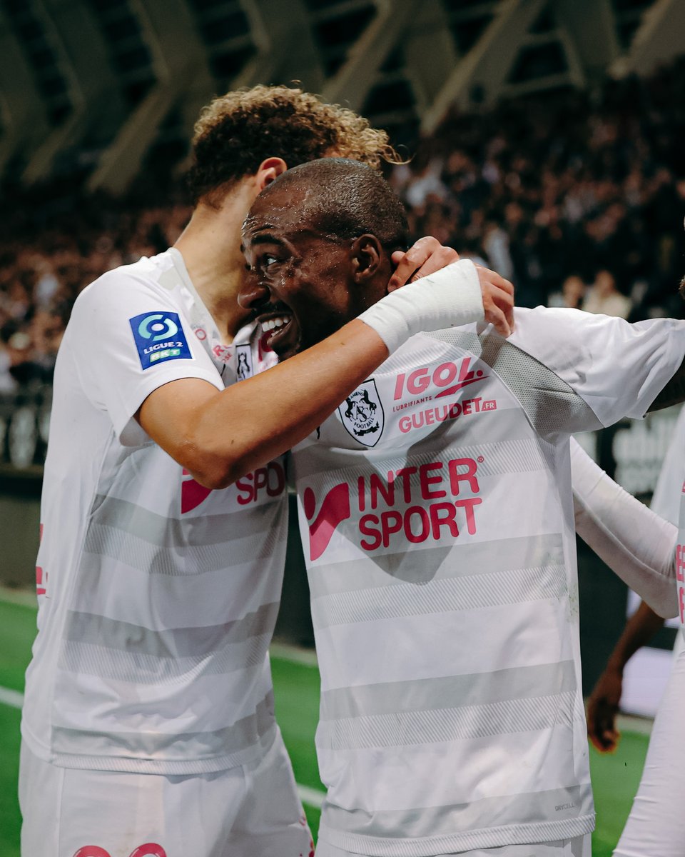 AmiensSC's tweet photo. 🎩 𝗠𝗲𝗿𝗰𝗶 𝗽𝗼𝘂𝗿 𝘁𝗼𝘂𝘁, 𝗚𝗮𝗲̈𝗹.

Gaël Kakuta a annoncé mettre un terme à sa carrière de footballeur. Un joueur à part, dont le talent et l’élégance auront marqué à jamais l’histoire de l’Amiens SC. Premier buteur du club en Ligue 1, le Maestro aura fait vibrer le peuple amiénois par ses gestes, sa créativité et les émotions procurées sous le maillot blanc et noir.

D’Amiens aux plus grandes scènes du football international, Gaël aura laissé une empreinte partout où il est passé.

Une page se tourne, mais ton nom restera à jamais gravé dans l’histoire de l’Amiens SC. 🤍🖤