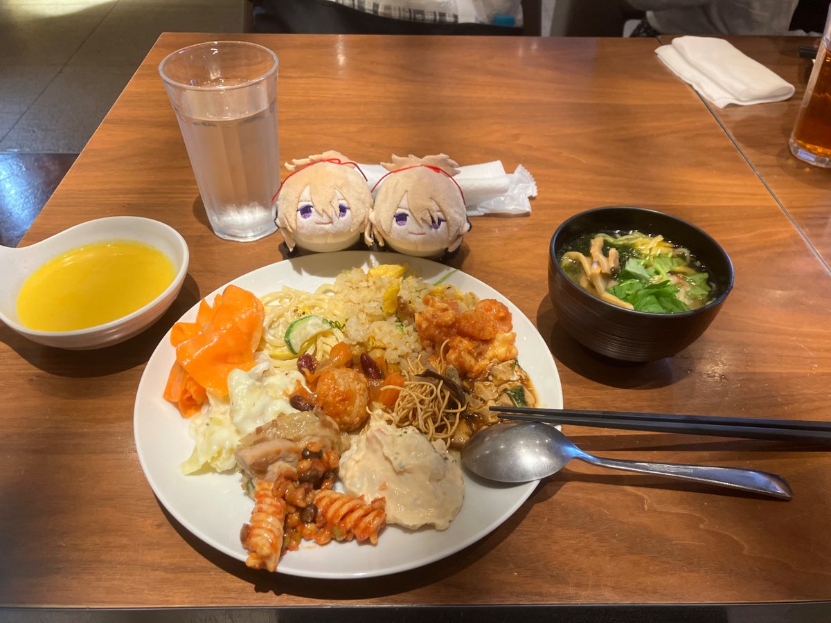 tabikoryu's tweet photo. アフタービュッフェ！
小学生が盛った皿感 https://t.co/TUBSb25t2s