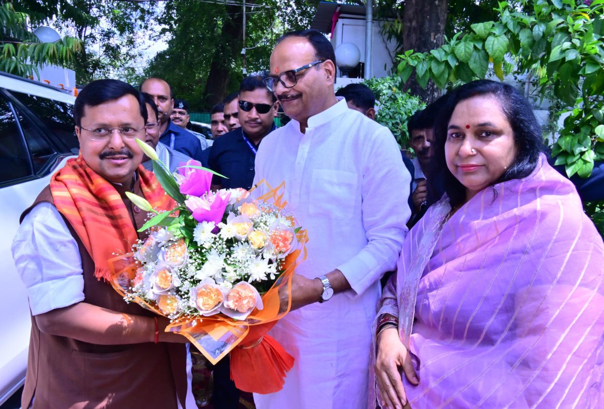 brajeshpathakup's tweet photo. आज आवास पर विश्व के सबसे बड़े राजनीतिक संगठन भारतीय जनता पार्टी के मा० राष्ट्रीय अध्यक्ष एवं मा० राज्यसभा सांसद आदरणीय श्री नितिन नबीन जी का सपत्नीक आत्मीयतापूर्ण स्वागत एवं अभिनंदन करते हुए। 

@nitinnabin https://t.co/sxvlOLwG0X