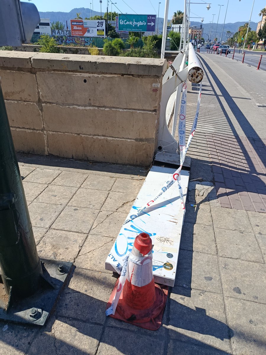 MMurciaHA's tweet photo. En una semana entera no ha habido quien retire este cartel de chapa caído. Cinta, cono, y arreglado. https://t.co/sw3y27Gi90