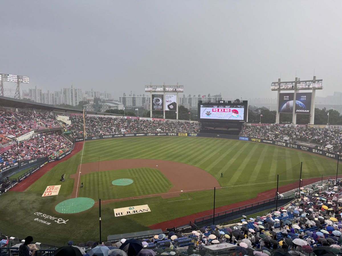 soundkard's tweet photo. ☔️ 한화 이글스 🆚 LG 트윈스 #KBO리그 https://t.co/7dlIIcn6zc
