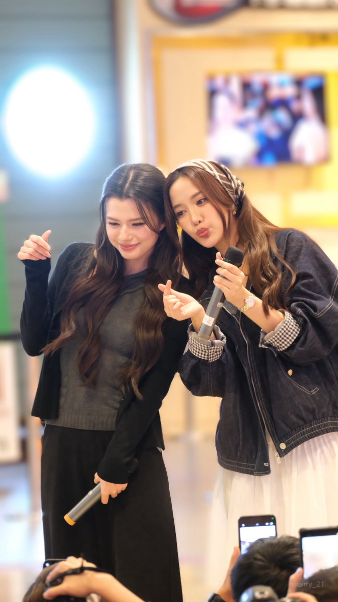 JISOOFOREVER7's tweet photo. หัวจุ่มๆ น่ารักกันตลอด 😚

THE AIR FINAL SIAM PARAGON
#รวมพลฟรีนเบคสยามพารากอน

THE AIR FINAL EPISODE
#เสน่หาวาโยตอนจบ
#FreenBecky #ฟรีนเบค https://t.co/YxC75HTAaA