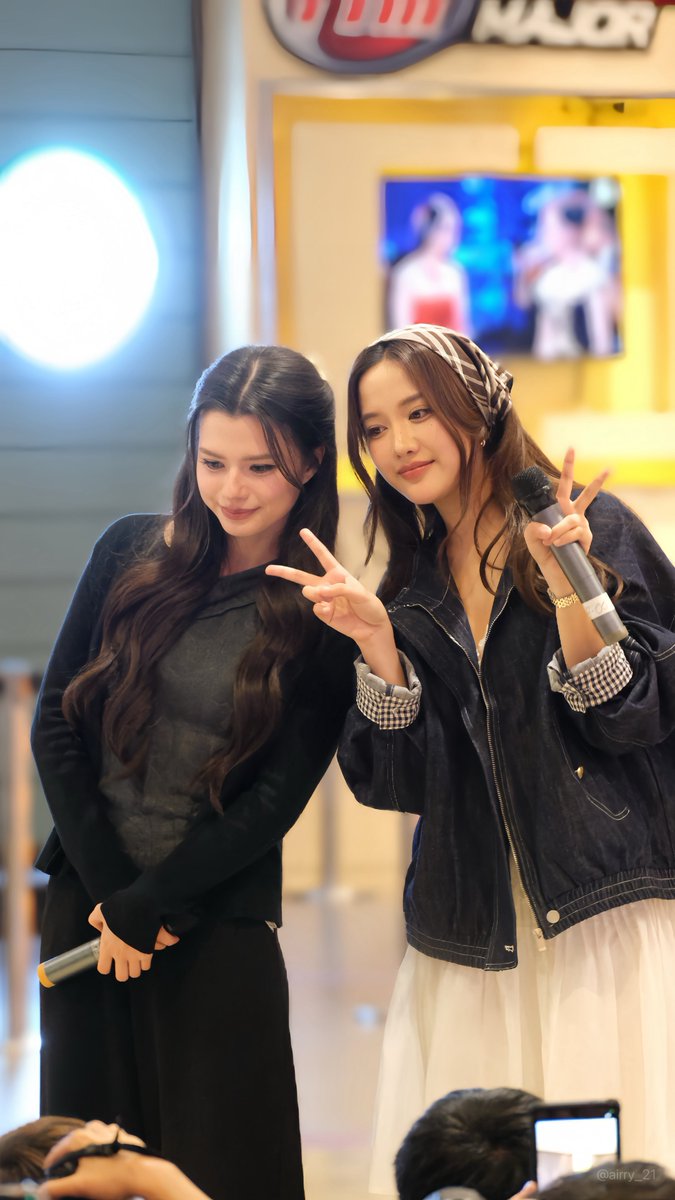 JISOOFOREVER7's tweet photo. หัวจุ่มๆ น่ารักกันตลอด 😚

THE AIR FINAL SIAM PARAGON
#รวมพลฟรีนเบคสยามพารากอน

THE AIR FINAL EPISODE
#เสน่หาวาโยตอนจบ
#FreenBecky #ฟรีนเบค https://t.co/YxC75HTAaA