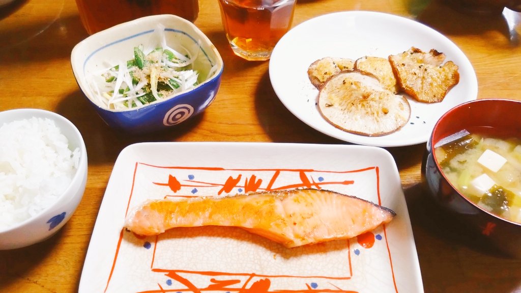 orehamujitsuda's tweet photo. 今日は焼き鮭/オクラとネギのレモン出汁醤油和え/椎茸の七味マヨ焼き
です https://t.co/1gCWH5u1vQ