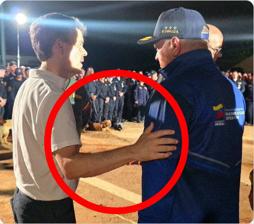 lidiagutie1280's tweet photo. @homeroboscan No es sólo que se codea con el mayor GENOCIDA que ha parido nuestra tierra. Un poco más allá, interpretemos el lenguaje corporal en la foto: Barret apoya su mano en el brazo del matón! (Es o no verdad que la captura de Cabello tiene precio? ... comienzo a dudar muchas cosas). https://t.co/0FBzaq130M