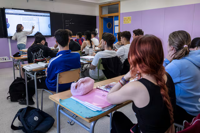 manuelaraus's tweet photo. DEMOCRACIA LIBERAL Y ESCUELA 
«¿Ha dejado la escuela de ser un pilar de la democracia?». 

https://t.co/Q8mw9E8gkw https://t.co/ZZ8bHifehu