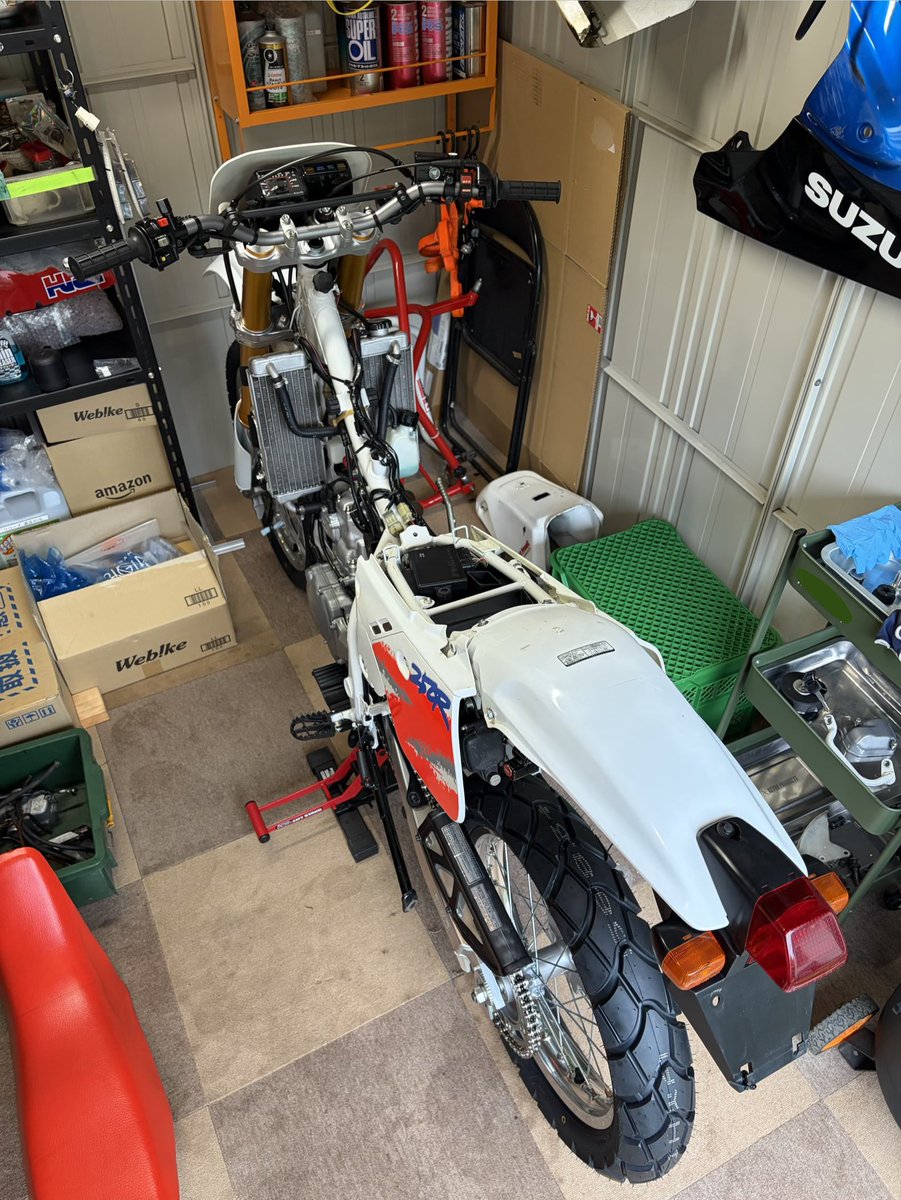 3ma_1990's tweet photo. 今日はブレーキフルード以外の油脂類の補充とハーネス周りの手直しをした。
あとはブレーキキャリパーとガソリンタンクを仕上げれば大体終わりかな。 https://t.co/ER2Xu8Ejr5