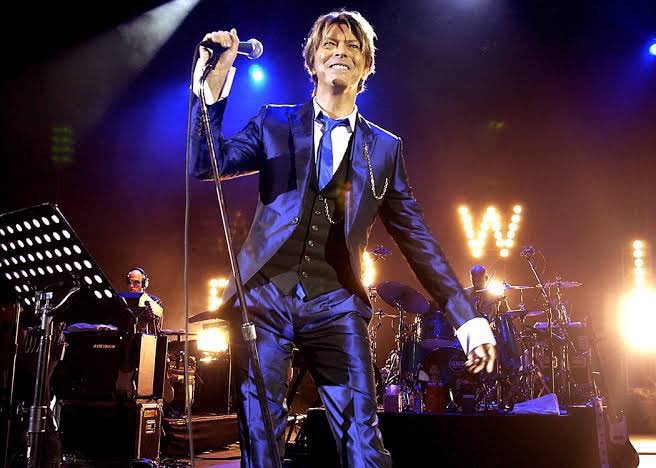 DavidBowieBot's tweet photo. いつも僕には、僕に服を作りたいというデザイナーが必ず居て、とても幸運だった。ここしばらくはエディ・スリマンが僕の洋服を作ってくれているんだ。彼と初めて会ったのは、彼がディオールの一員になる前。─彼はロックンロールのルックスを変えてしまったよ。

✳︎エディがデザインした衣装のボウイ https://t.co/Z63nzLqbQV