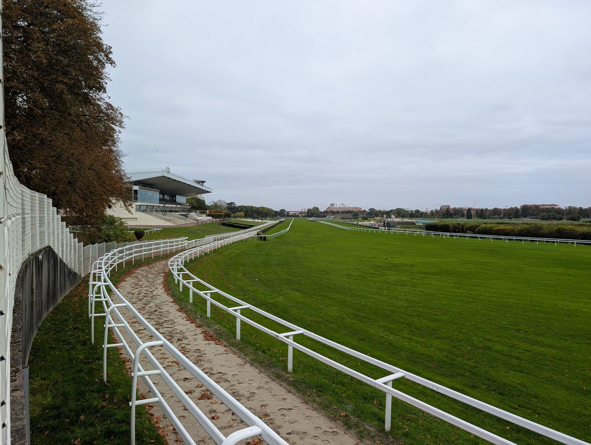 GF_EB235's tweet photo. ちな昨年凱旋門賞の翌日にサンクルー競馬場見に行きましたけどスタンドはこぢんまりながら綺麗な競馬場でしたよ。
☺️ https://t.co/UerHX07qRK