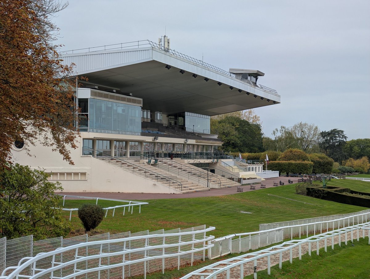GF_EB235's tweet photo. ちな昨年凱旋門賞の翌日にサンクルー競馬場見に行きましたけどスタンドはこぢんまりながら綺麗な競馬場でしたよ。
☺️ https://t.co/UerHX07qRK