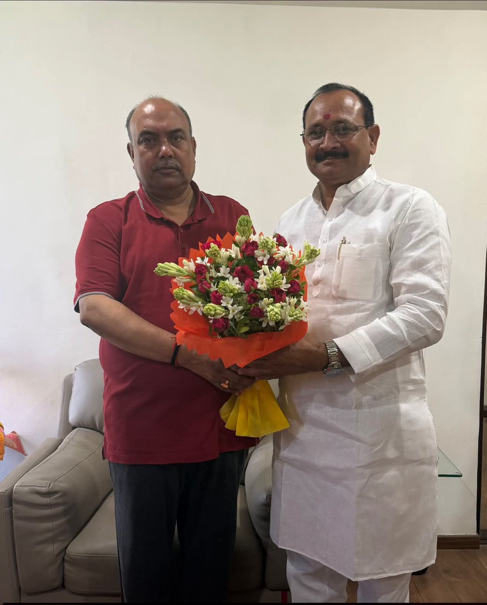 rishikantraibjp's tweet photo. आज लखनऊ में बड़े भाई श्री कामेश्वर सिंह जी से मुलाकात कर उन्हें नवीन दायित्व की बधाई व शुभकामनाएं दिया।।।
#rishikantrai #rishikantraibjp
#upcsff #bjp4up 
@BJP4UP @ksinghgkp https://t.co/3xndsOLvzB