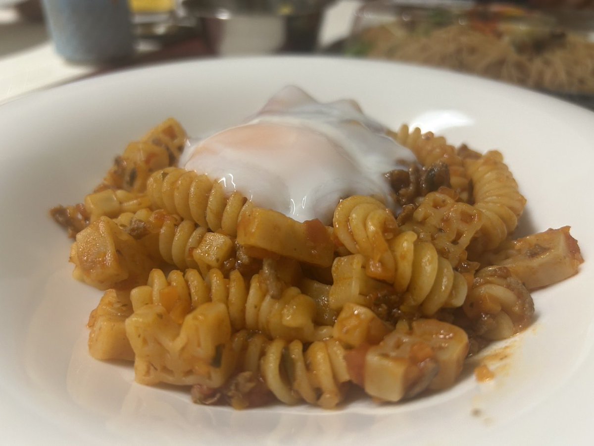 shipoo80's tweet photo. 今夜はミートソースパスタ🍝
温泉卵をのせて、まろやかさアップ😋 https://t.co/cC4gvHuNYt