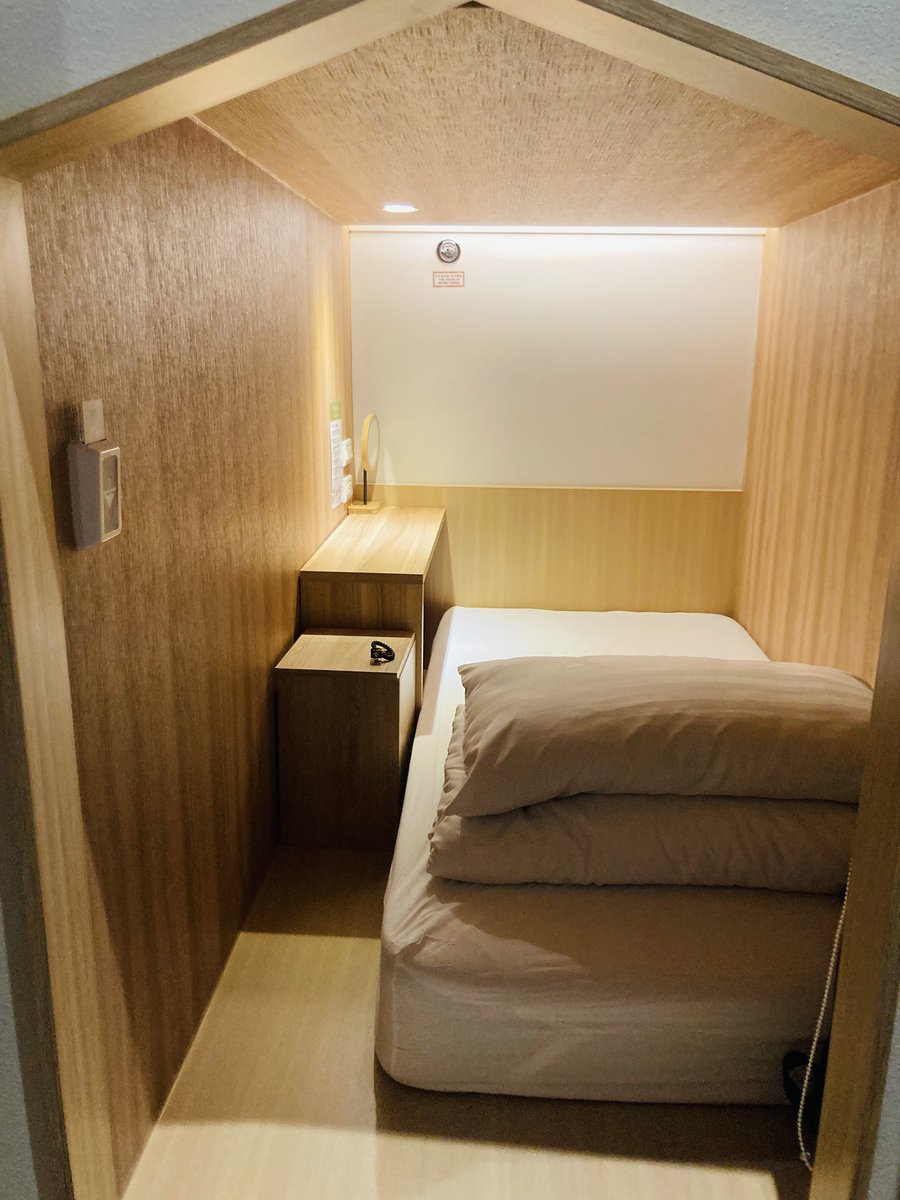 peccchi's tweet photo. 台湾トランジットは、空港のカプセルホテルCho Stay🛏️を利用
部屋のみんなマナー良くて神経質気味な私もぐっすり💤
シャワー・洗面台の数が少ないので早めの利用がポイント☝️
水回りはお掃除タイム🧹がこまめにあり清潔安心✨
ホテル前のフードコートの座席が開放されてて飲食＆おしゃべりスペースに😇 https://t.co/xqRPK1D8Dc