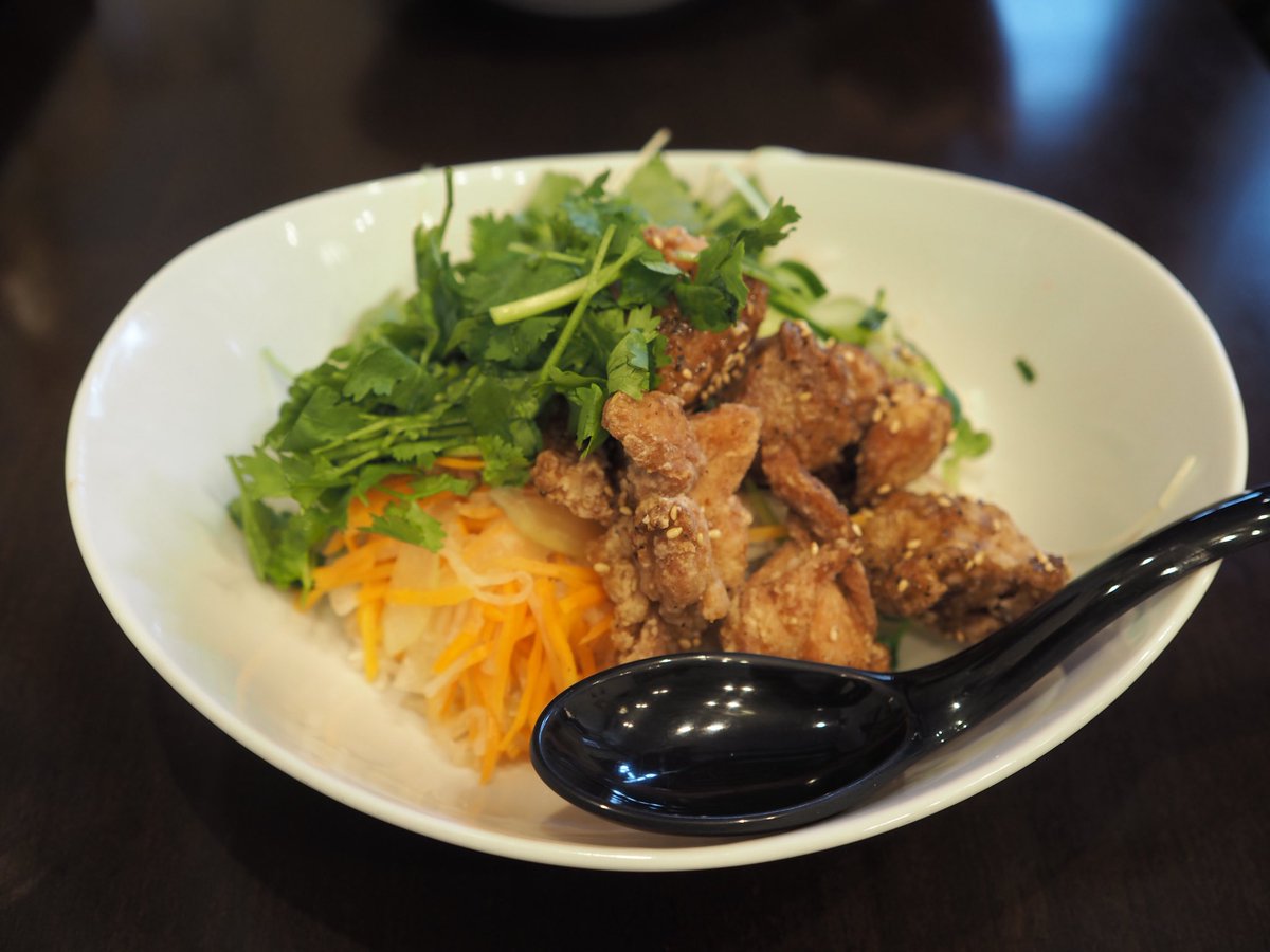 ken_bms's tweet photo. ベトナム料理美味しかった！パクチー増量🌿
ベトナムまた行きたいなぁ🇻🇳 https://t.co/UhxxEdZ4Sm