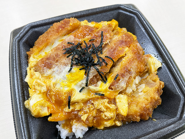 omocoro's tweet photo. 【オモコロブロス】
今、SEIYUで売っている税込み299円のカツ丼の存在を知っていますか？

【299円のカツ丼弁当】西友の「ロースかつ重」を食べてみた
https://t.co/WLbmrEmiaE https://t.co/WXo43bvOol