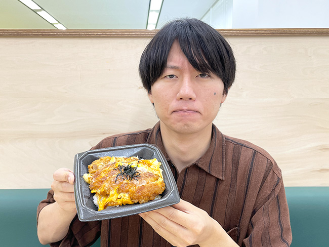 omocoro's tweet photo. 【オモコロブロス】
今、SEIYUで売っている税込み299円のカツ丼の存在を知っていますか？

【299円のカツ丼弁当】西友の「ロースかつ重」を食べてみた
https://t.co/WLbmrEmiaE https://t.co/WXo43bvOol