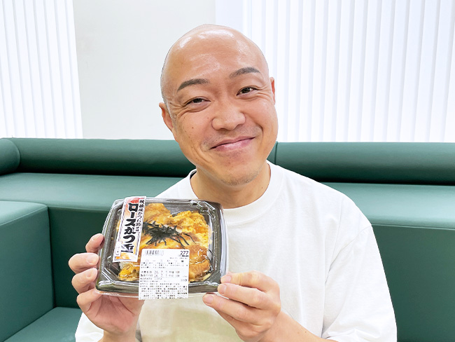 omocoro's tweet photo. 【オモコロブロス】
今、SEIYUで売っている税込み299円のカツ丼の存在を知っていますか？

【299円のカツ丼弁当】西友の「ロースかつ重」を食べてみた
https://t.co/WLbmrEmiaE https://t.co/WXo43bvOol