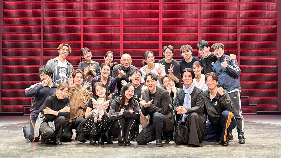redbook_jp's tweet photo. 📕ミュージカル『レッドブック～私は私を語るひと～』
本日、無事に大千穐楽を迎えることができました✨

劇場へ足をお運びくださった皆さま、
そして温かいご声援を寄せてくださった皆さまに、
心より感謝申し上げます。

本当にありがとうございました。
#レッドブック https://t.co/JMW8cr6KBA