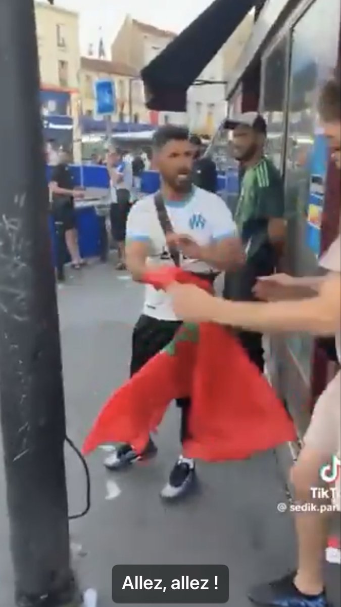 rachid_2021's tweet photo. #Wanted By All Moroccan 🇫🇷
هادوا هوما اللي حرقوا الراية المغربية .
مغاربة فرنسا الخبار في راسكم ✌️ https://t.co/k6ueqvI1IB