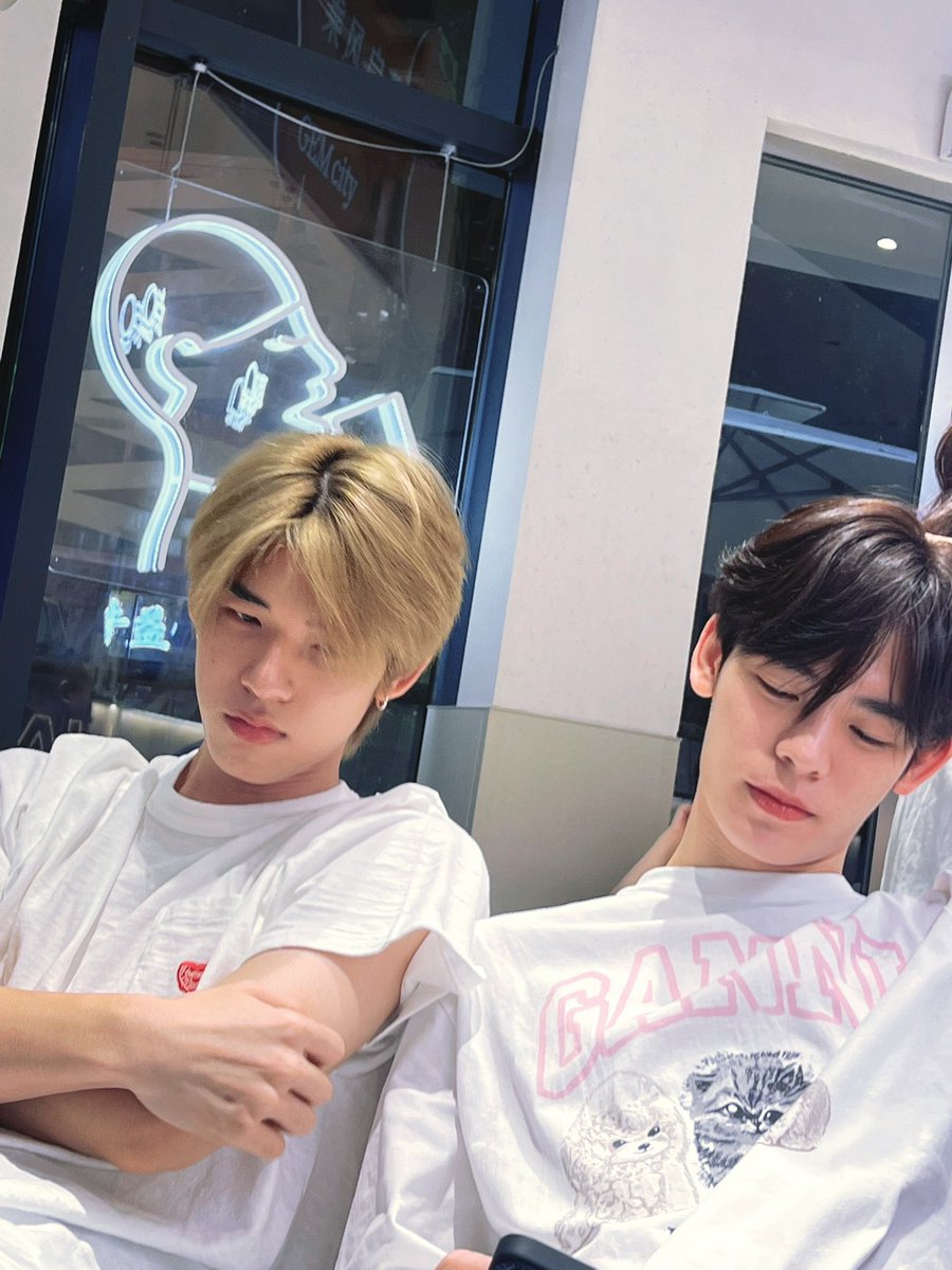ZYNETIAQ's tweet photo. ผมก็นั่งอยู่ตรงนี้ เธอยิ้มให้ใครในโทรศัพท์วะ https://t.co/S8WE0nBOQI