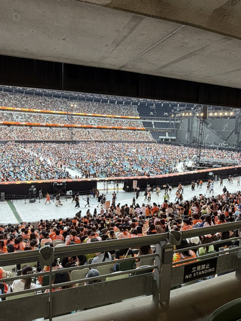 kumi034's tweet photo. ミセス国立
隣のブロック席がなかった😆
ステージ近いし神席かも✨ https://t.co/fciFbrKiXs