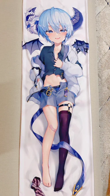 魔王チロルニアくん抱き枕、両面とも綺麗に印刷されておりますサイズもちゃんとショ夕サイズで可愛い… 生地はもっちりしっとり、お腹もとてもすべすべです 8月末まで受注生産してますので是非