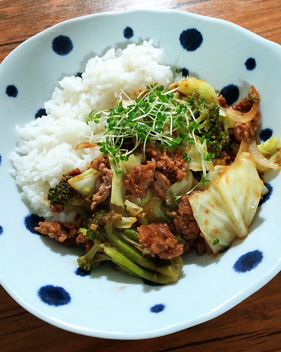 FuruMymfs's tweet photo. 晩ごはん、肉味噌キャベツ丼 https://t.co/jTYFA6bxBD